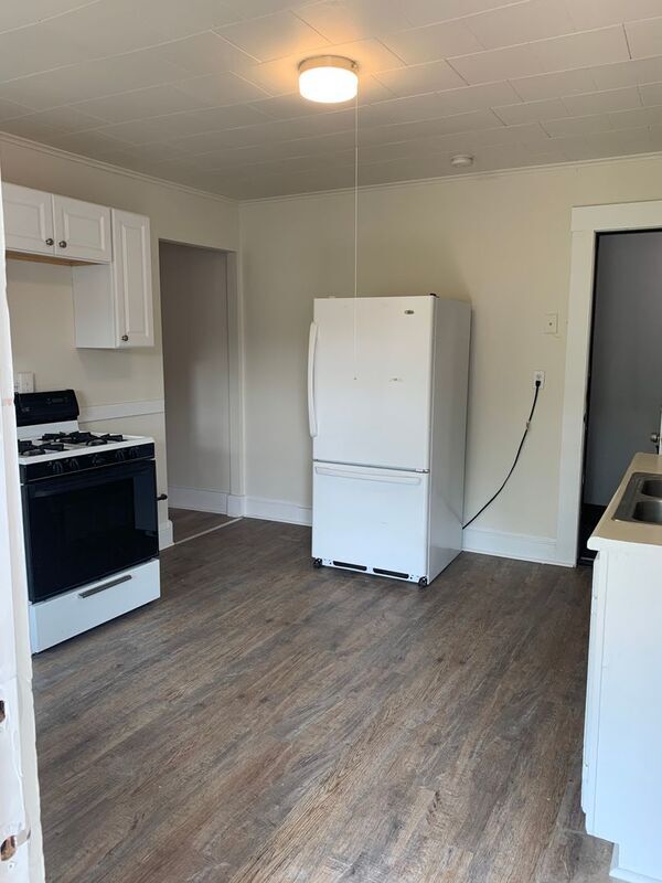 Building Photo - 70 Maple St