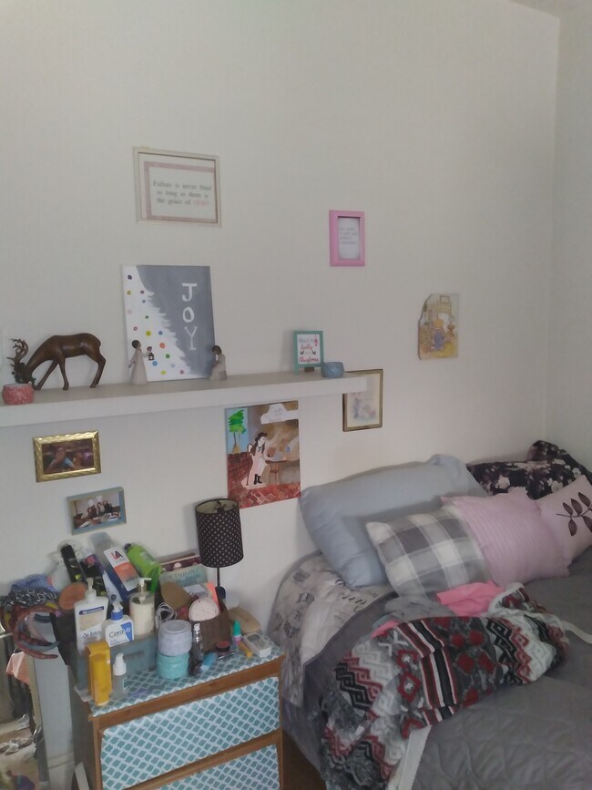Room for a queen bed and a shelf to decorate - 501 N 35th St