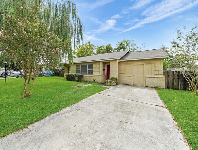 Building Photo - 1306 Briarwood Dr