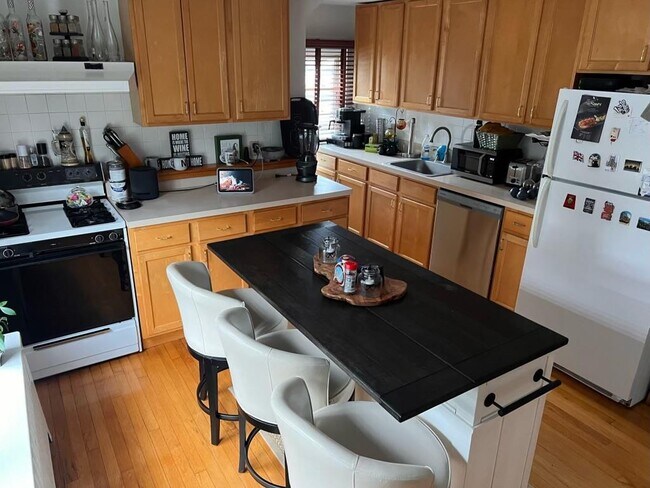 Building Photo - 62 Penataquit Pl