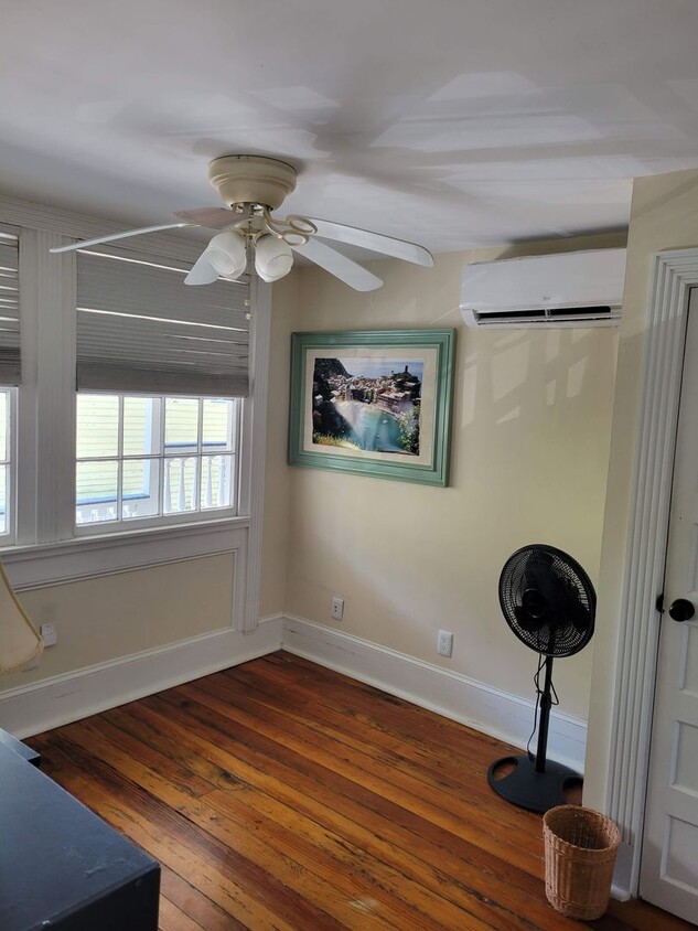 Foto principal - Cute 1 Bedroom Available Downtown with Pri...