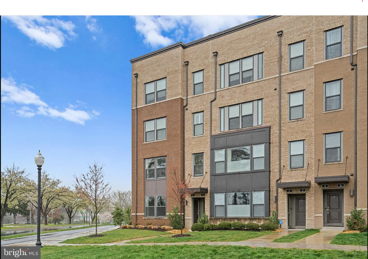 Primary Photo - Modern 2 Bed 2.5 Bath Townhome with Den & ...