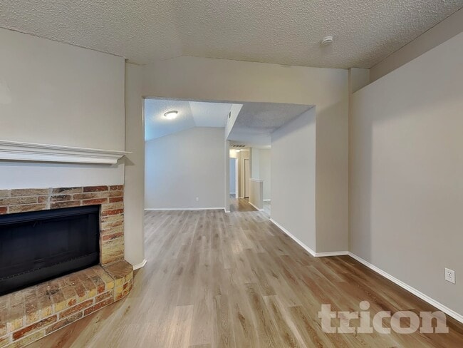 Foto del edificio - 327 Moss Hill Dr