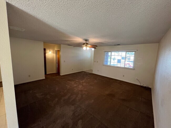 Foto del edificio - UPCOMING Wonderful Porterville Home
