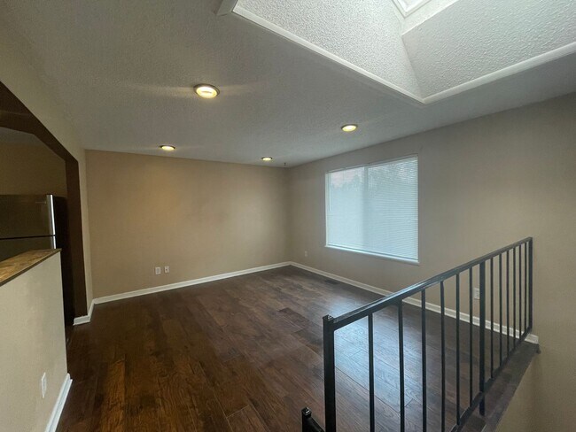 Foto del edificio - 4 bedroom home with large backyard!