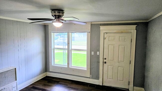 Large front windows in living room - 3348 Bohannon Ave