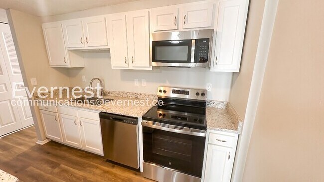 Foto del edificio - 3 Bed, 1.5 Bath Home with Garage / Pet-Friendly / Coming Soon!