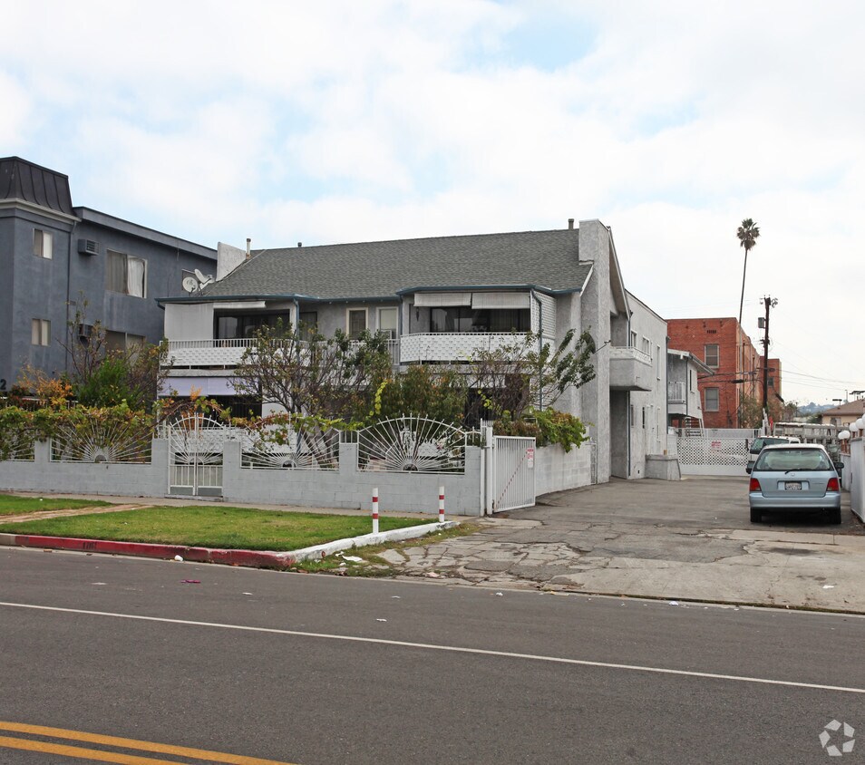 Building Photo - 1716 3/4 Winona Blvd