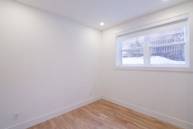 Building Photo - 5554 Rue Snowdon