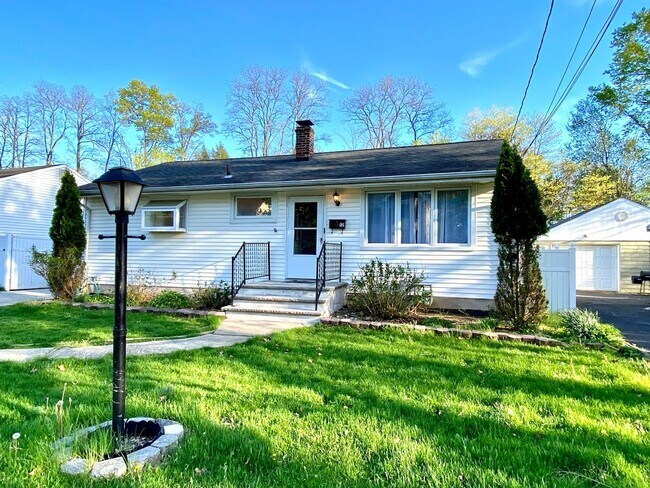 Building Photo - 12 Willow Rd