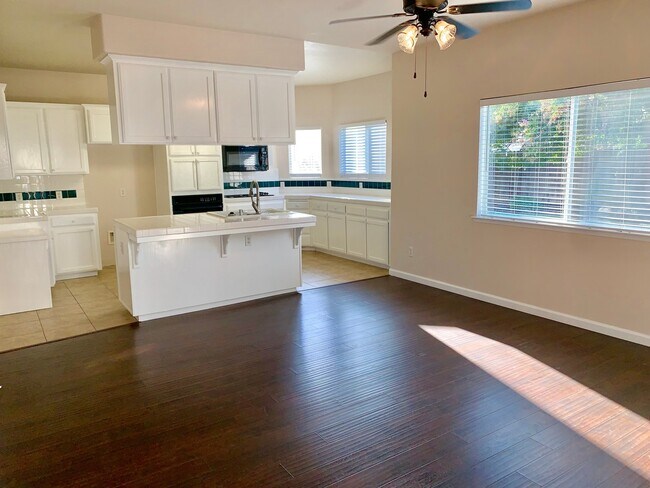 Building Photo - Spacious 5 Bedroom Near Clovis North