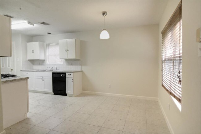 Building Photo - 6306 Foxhunter Rd