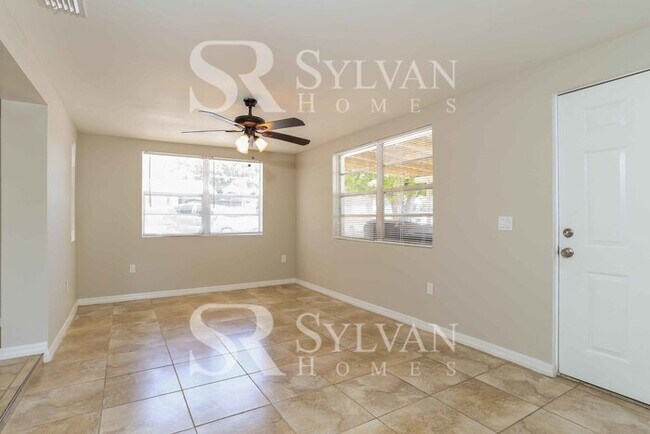 Foto del edificio - Come view this charming home