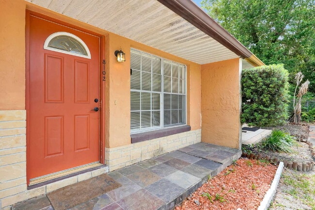 Building Photo - "Charming 2-Bed, 2-Bath Townhouse Retreat in Orlando's Heart - 1010 Sq Ft of Comfort!"