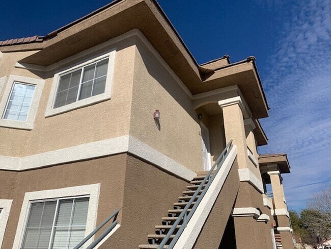 Building Photo - 2 bed/2 full bath, condo WITH GARAGE
