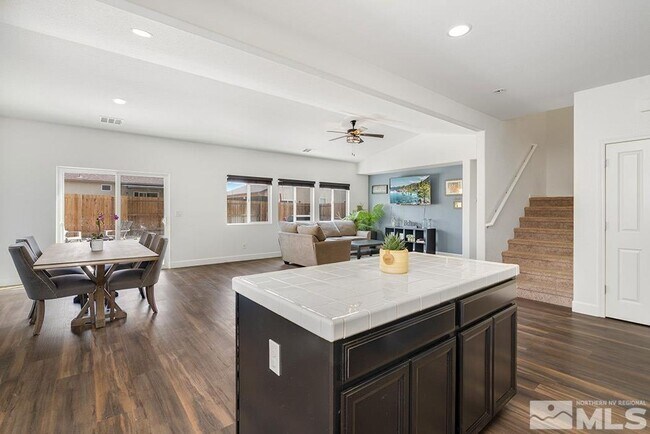 Building Photo - Luxurious 4 bedroom 3 bath family home in ...