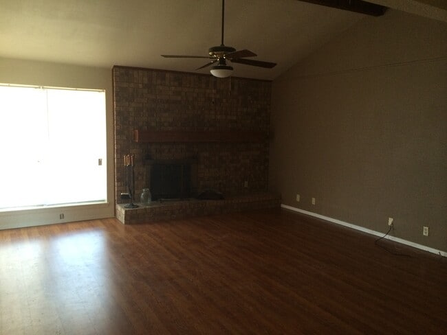 Building Photo - READY TO RENT! 3/2/2