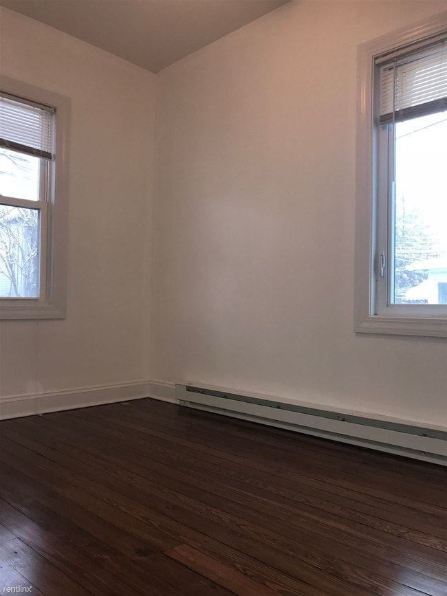 Building Photo - 2 br, 1 bath Duplex - 13 E Walnut St