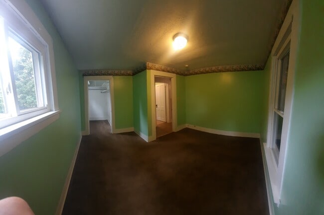 Dormitorio 1 - 538 E Main St