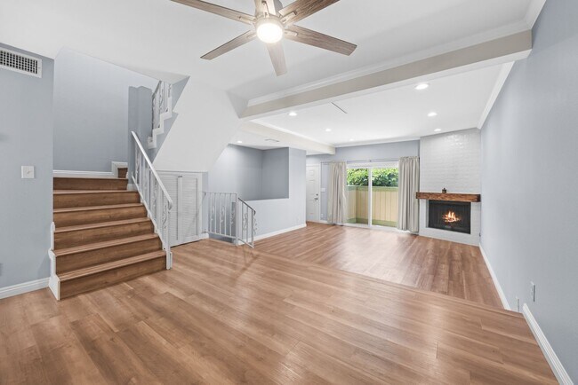 Foto del edificio - Bright, spacious Van Nuys 3-level townhome