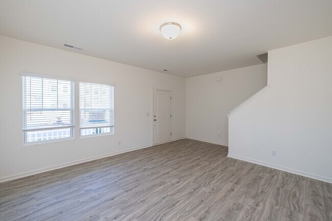 Foto del edificio - READY IN AUGUST 3 br 2.5 Townhome Near His...