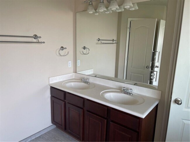 Building Photo - 1718 Woodvista Pl