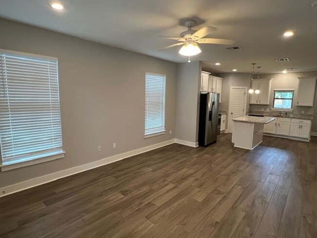 Building Photo - 3 Bedroom 2.5 Bath Townhome Available in S...