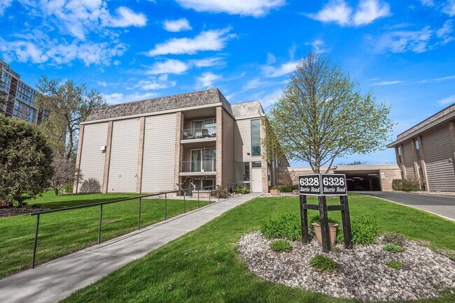 Foto del edificio - 6328 Barrie Rd