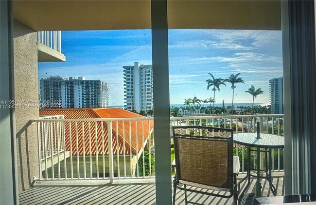 Foto del edificio - 3020 NE 32nd Ave