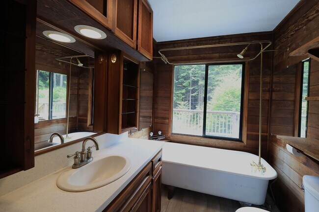 Building Photo - 4452 Greenwood Heights Dr