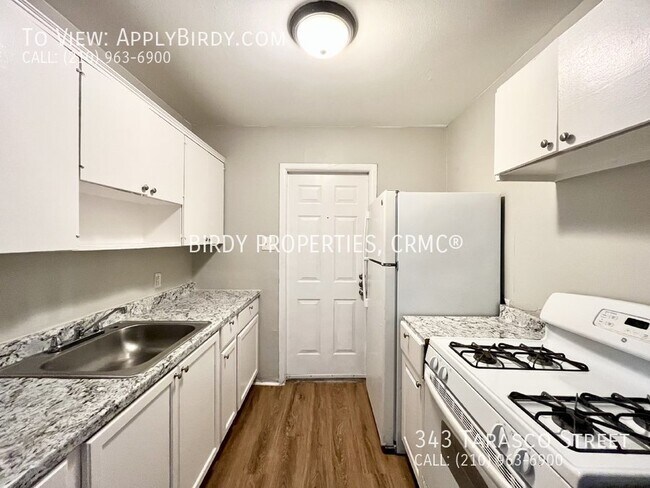 Building Photo - **2 Bed, 1 Bath Duplex Located in Northsid...