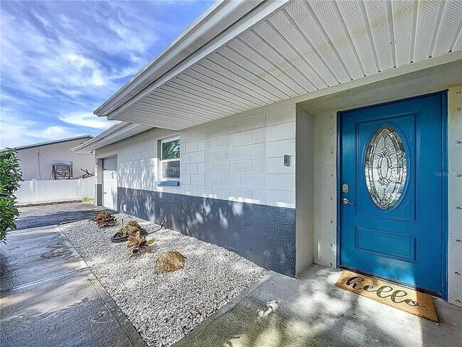Building Photo - Modern luxury meets Florida charm in this ...
