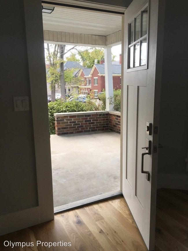 Building Photo - 5 br, 3 bath Room For Rent - 113 E 10th St