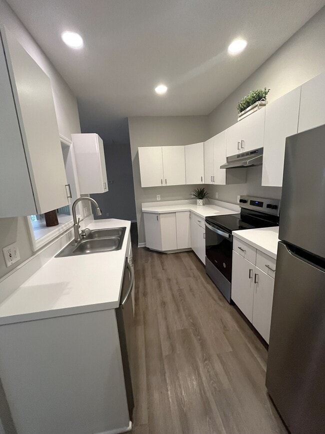 Building Photo - 1600 Sturdivant Dr