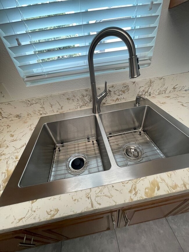 Building Photo - 924 S Cambridge St