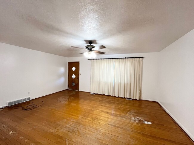 Foto del edificio - Spacious single family home with fenced ba...