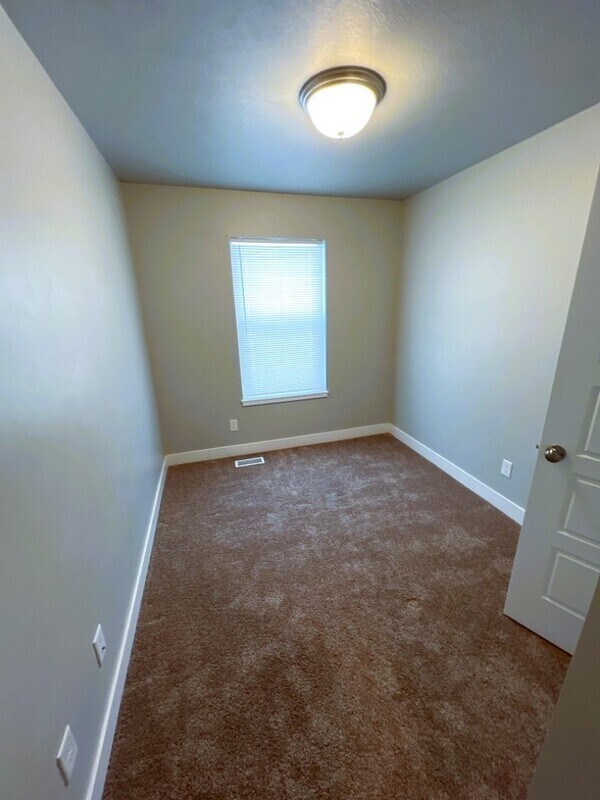 Building Photo - 387 480 W