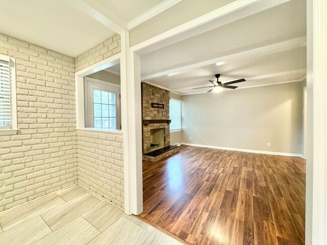 Foto del edificio - 5303 Ainsworth Dr