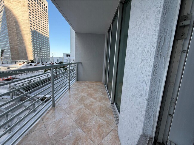 Foto del edificio - 325 S Biscayne Blvd