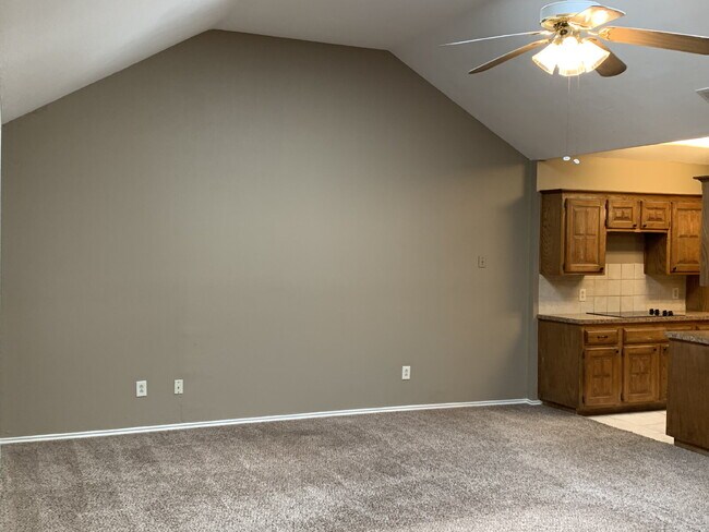Foto del edificio - Spacious South Lubbock Townhome with Bonus Space & 2-Car Garage