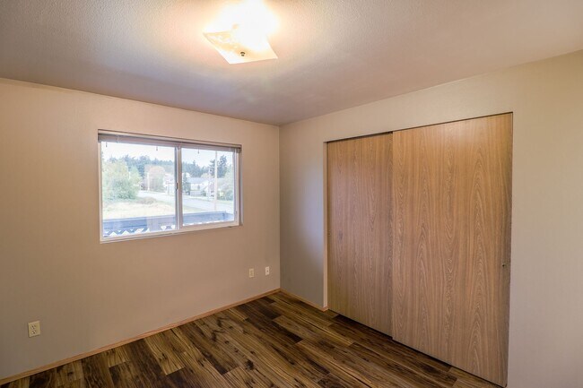 Building Photo - 651 NE Ellis Way