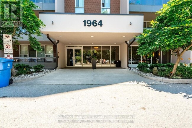 Photo du bâtiment - 1964 Main St W