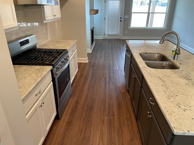 Building Photo - New Opelika Townhome.