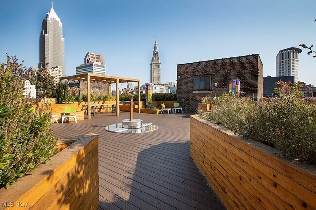 Building Photo - 725 Johnson Ct