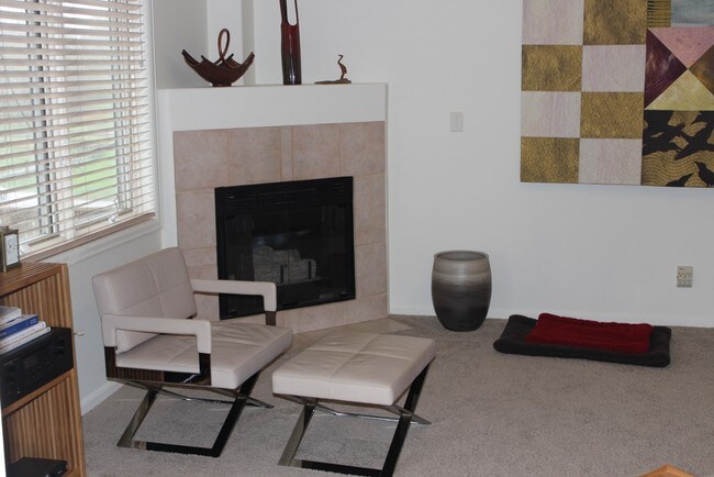Foto del edificio - 1701 Brookhaven Cir W