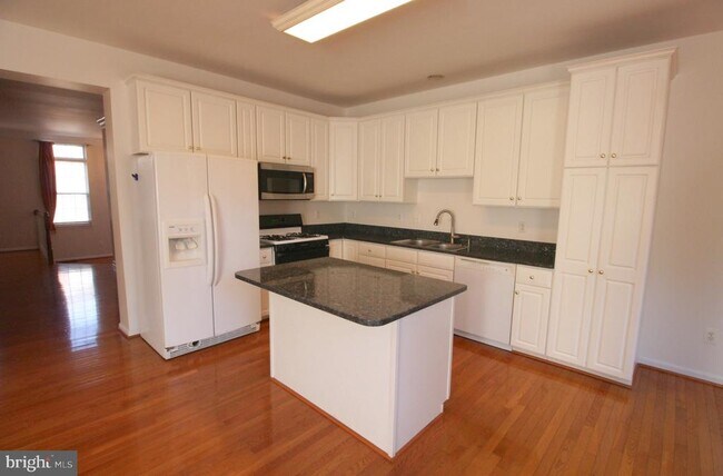 Building Photo - 21485 Trowbridge Square