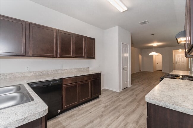 Building Photo - 17466 Linthorne St