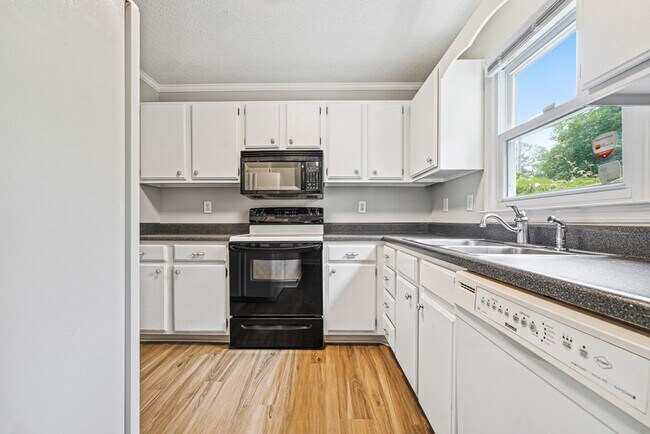 Building Photo - 646 Middleton Ave