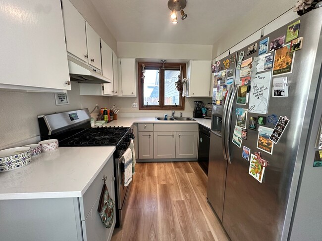 Building Photo - Exquisite 2 Bedroom 2 Bath Excellent Locat...