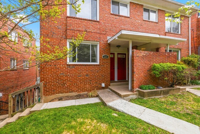 Building Photo - 204 Webster St NE